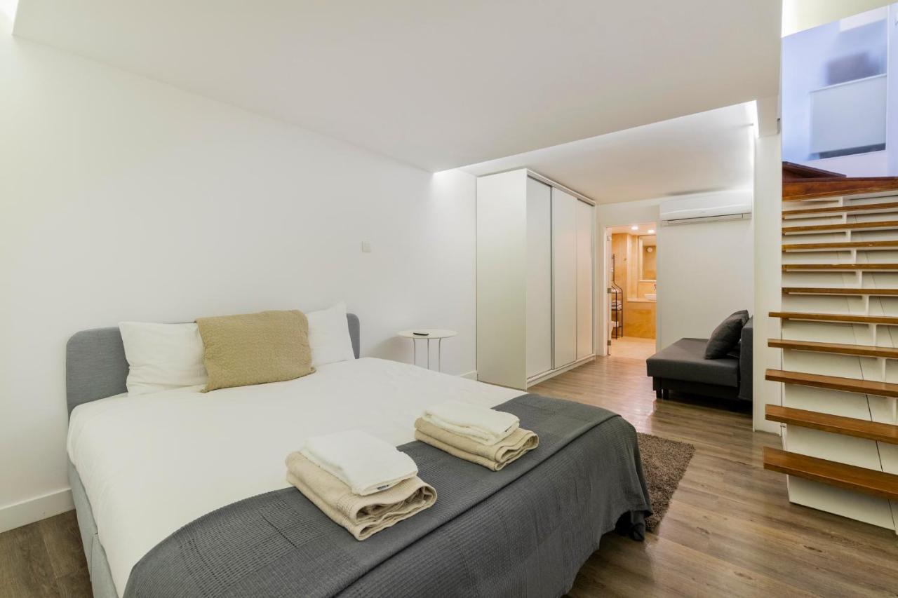 Central Retreat: Cozy Duplex With A Balcony Apartamento